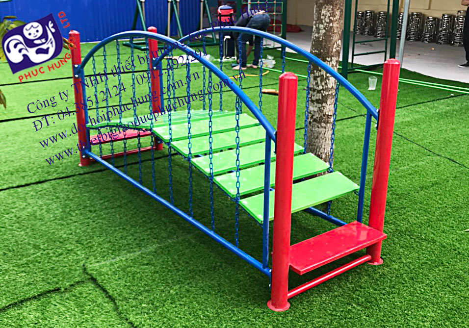 Cầu-thăng-bằng-dao-động-cầu-cong-1